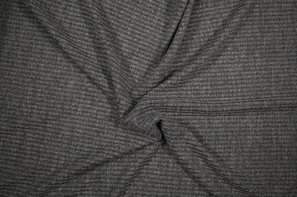 Melierter Rip Jersey in Grau mit feiner Rippstruktur - Detailaufnahme der Stoffstruktur