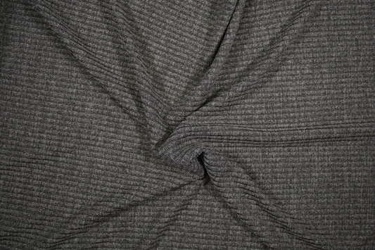 Melierter Rip Jersey in Grau mit feiner Rippstruktur - Detailaufnahme der Stoffstruktur