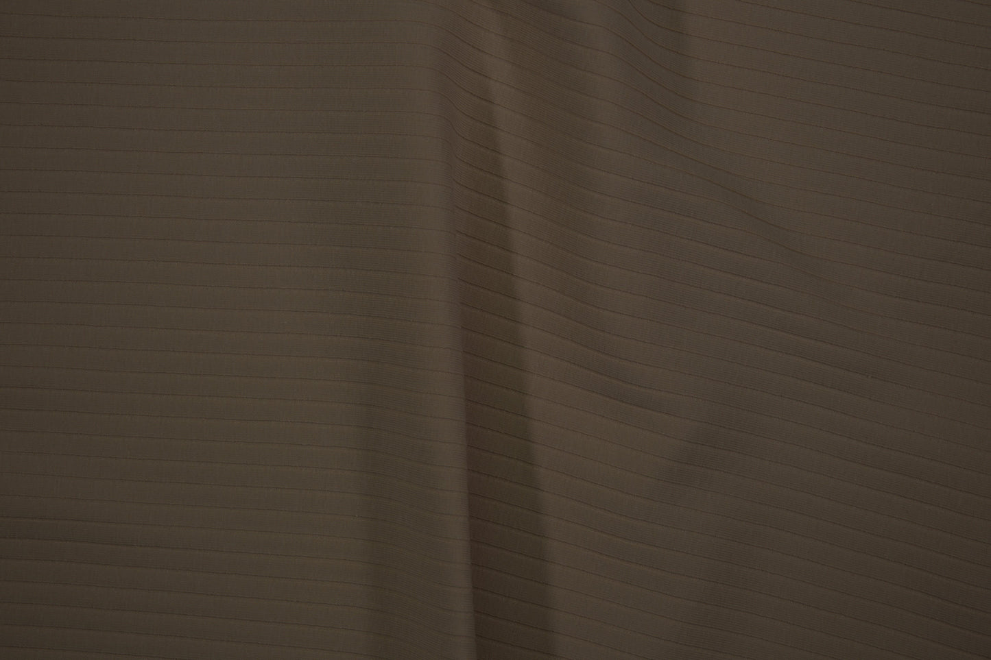 Rip Jersey in Braun mit feiner Rippstruktur - Detailaufnahme der Stoffstruktur