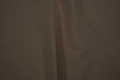 Rip Jersey in Braun mit feiner Rippstruktur - Detailaufnahme der Stoffstruktur