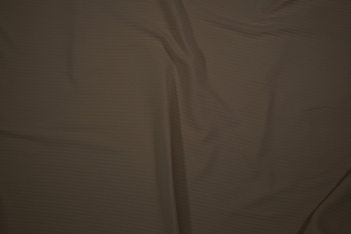 Rip Jersey in Braun mit feiner Rippstruktur - Detailaufnahme der Stoffstruktur