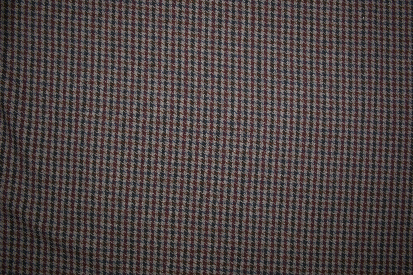 Wollstoff mit klassischem Hahnentritt-Muster in Grau, Bordeaux, Blau und Braun - Nahaufnahme der Materialqualität 140cm