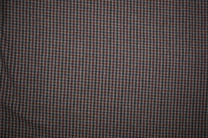 Wollstoff mit klassischem Hahnentritt-Muster in Grau, Bordeaux, Blau und Braun - Nahaufnahme der Materialqualität 140cm