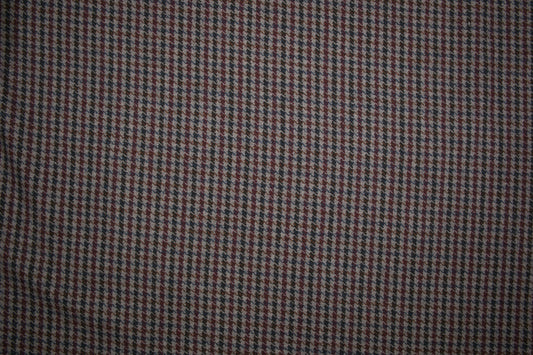 Wollstoff mit klassischem Hahnentritt-Muster in Grau, Bordeaux, Blau und Braun - Nahaufnahme der Materialqualität 140cm