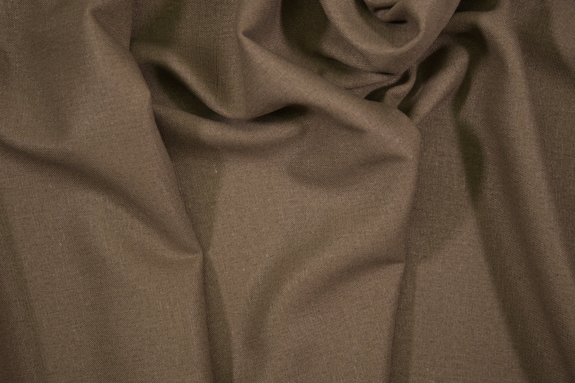 Taupefarbener Leinenstoff – weich fallender Naturstoff