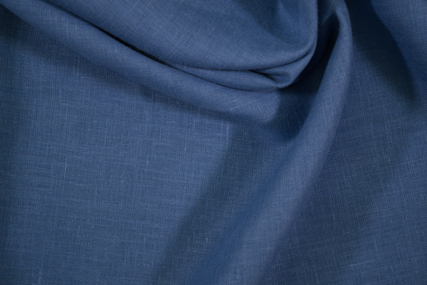 Hellblauer Leinenstoff – feine Gewebestruktur in Nahaufnahme