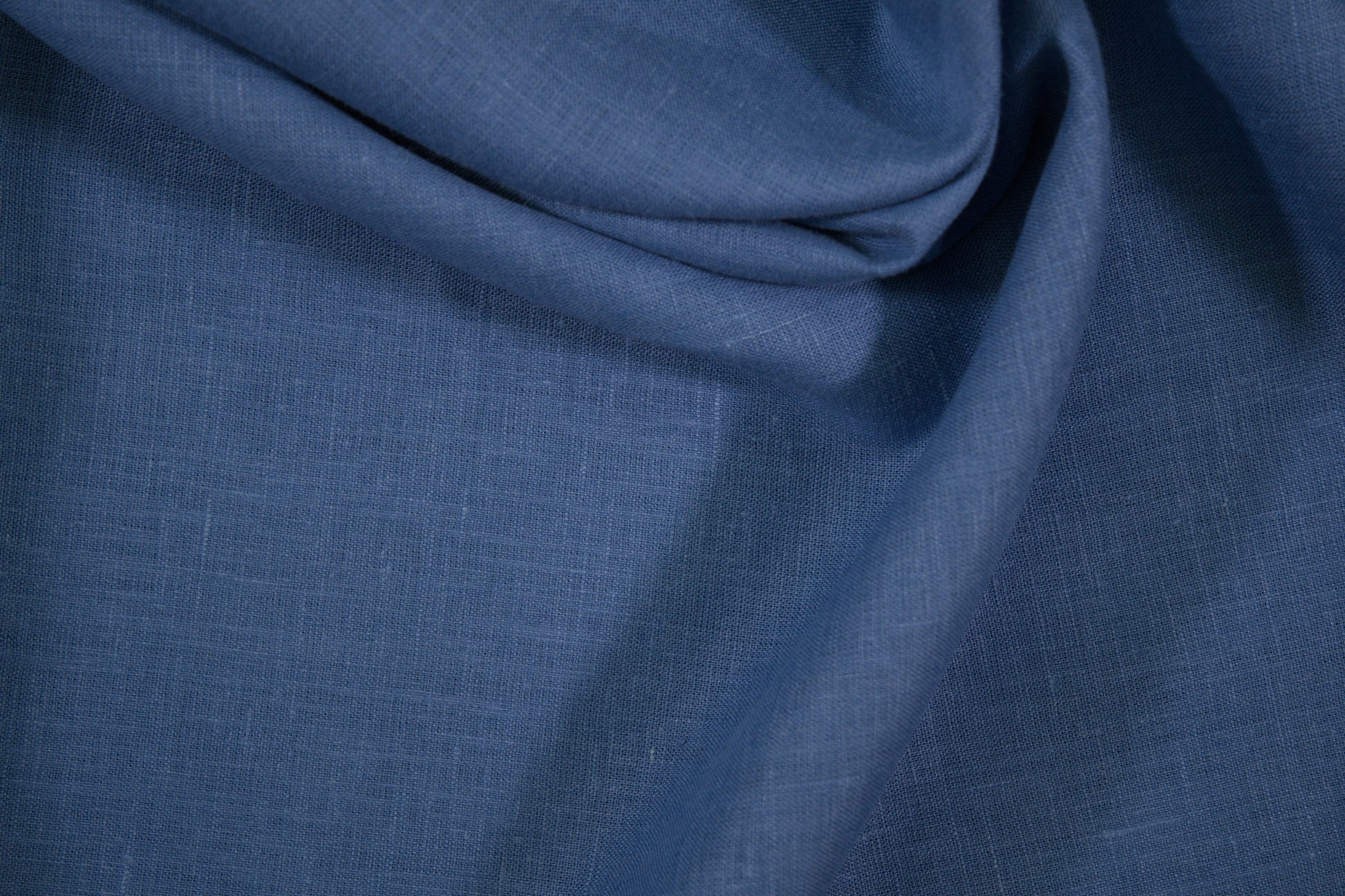 Hellblauer Leinenstoff – feine Gewebestruktur in Nahaufnahme