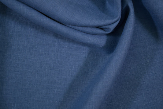 Hellblauer Leinenstoff – feine Gewebestruktur in Nahaufnahme