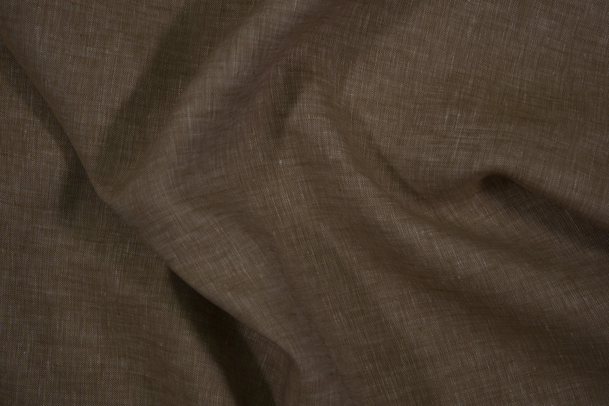 Dunkelbrauner Leinenstoff – Detailaufnahme der Stoffstruktur