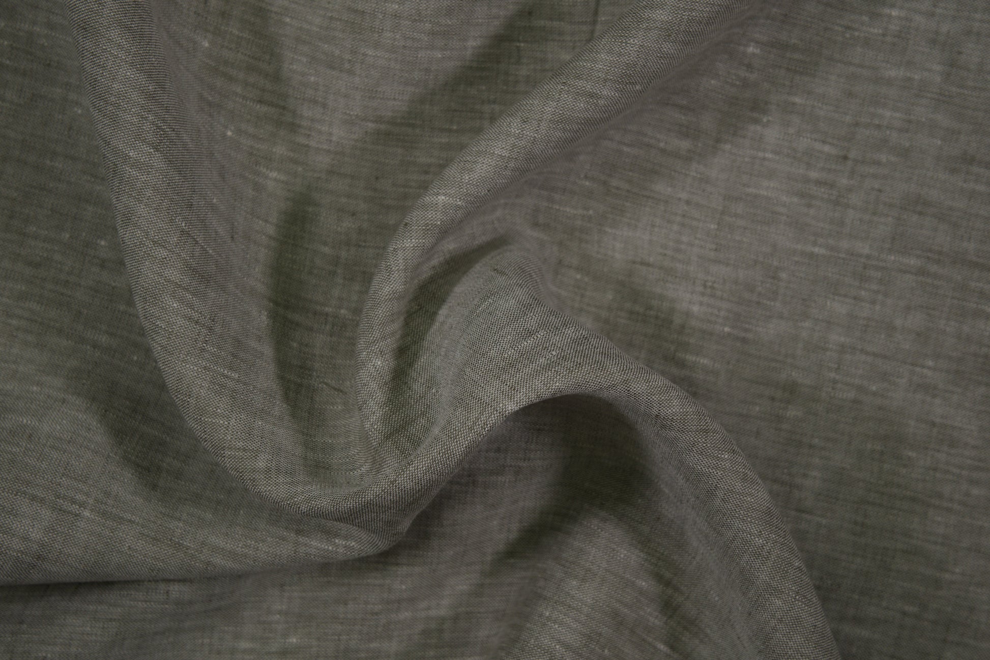 Khaki-farbener Leinenstoff – Detailaufnahme der Stoffstruktur