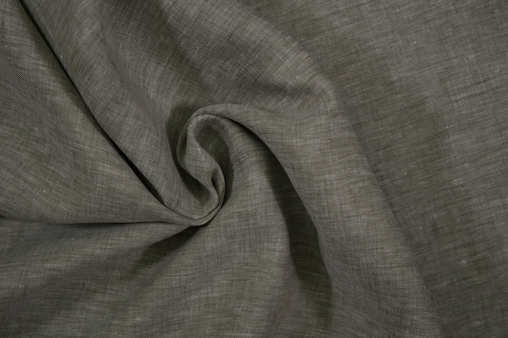 Khaki-farbener Leinenstoff – natürlicher, dezenter Grünton