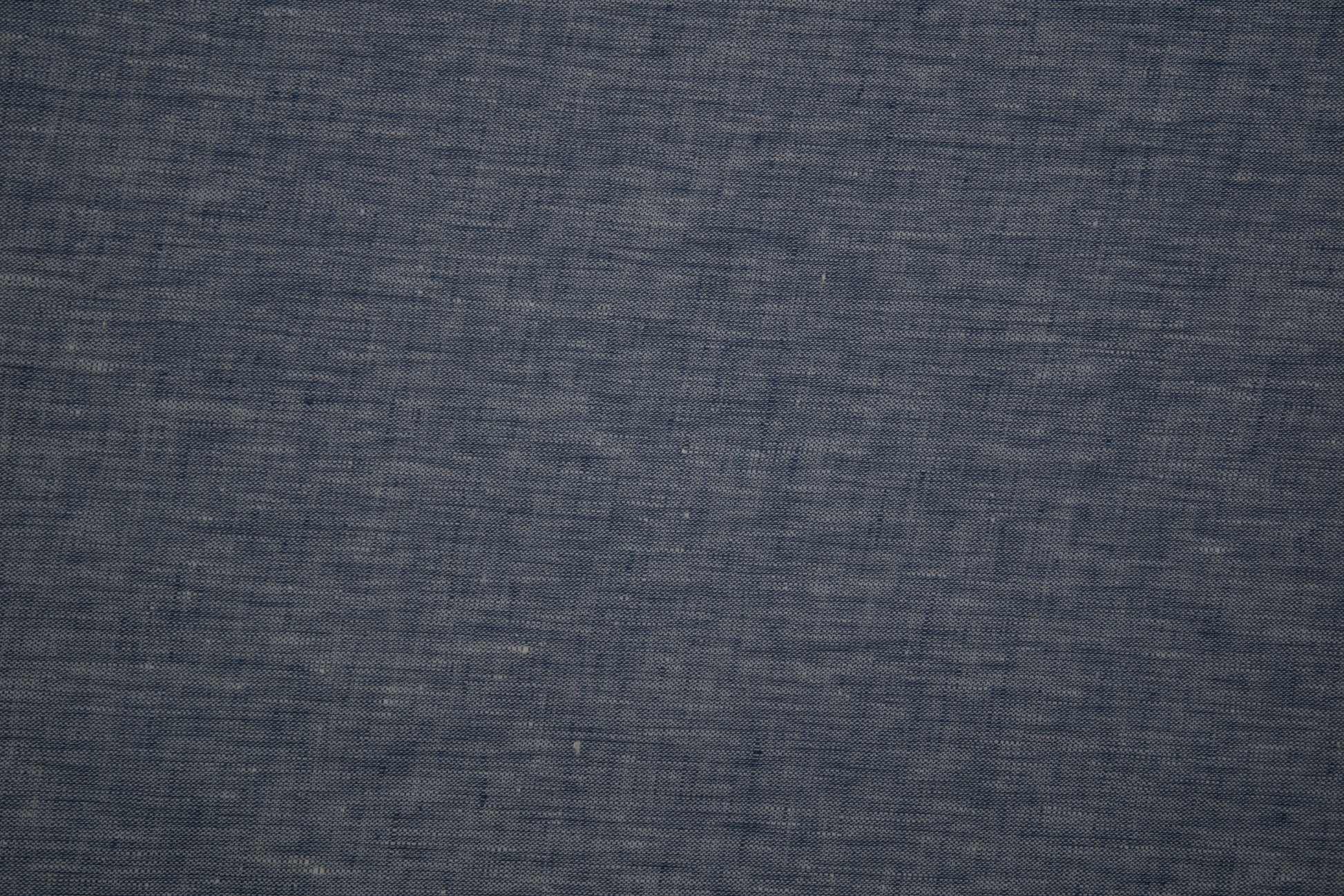 Jeansblau melierter Leinenstoff – Detailaufnahme der Stoffstruktur