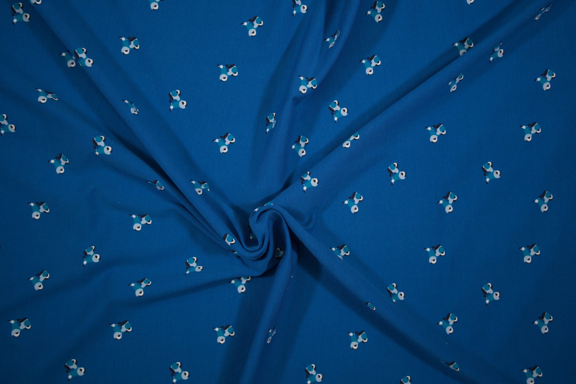 Blauer Baumwolljersey mit kleinen Rollern – Detailaufnahme der Stoffstruktur
