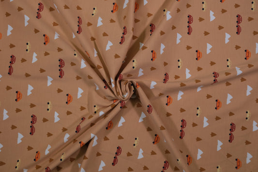 Beiger Baumwolljersey mit Autos, Bäumen und Bergen – Detailaufnahme der Stoffstruktur