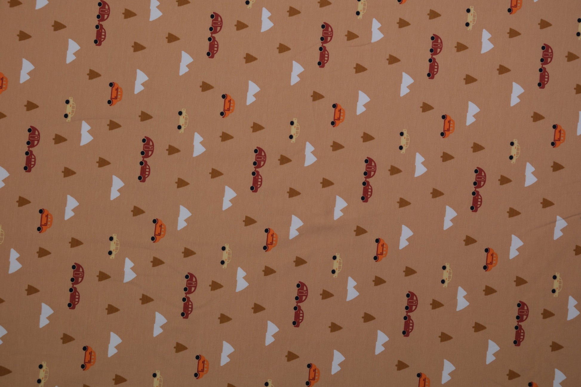 Beiger Baumwolljersey mit Autos, Bäumen und Bergen – 140 cm breit