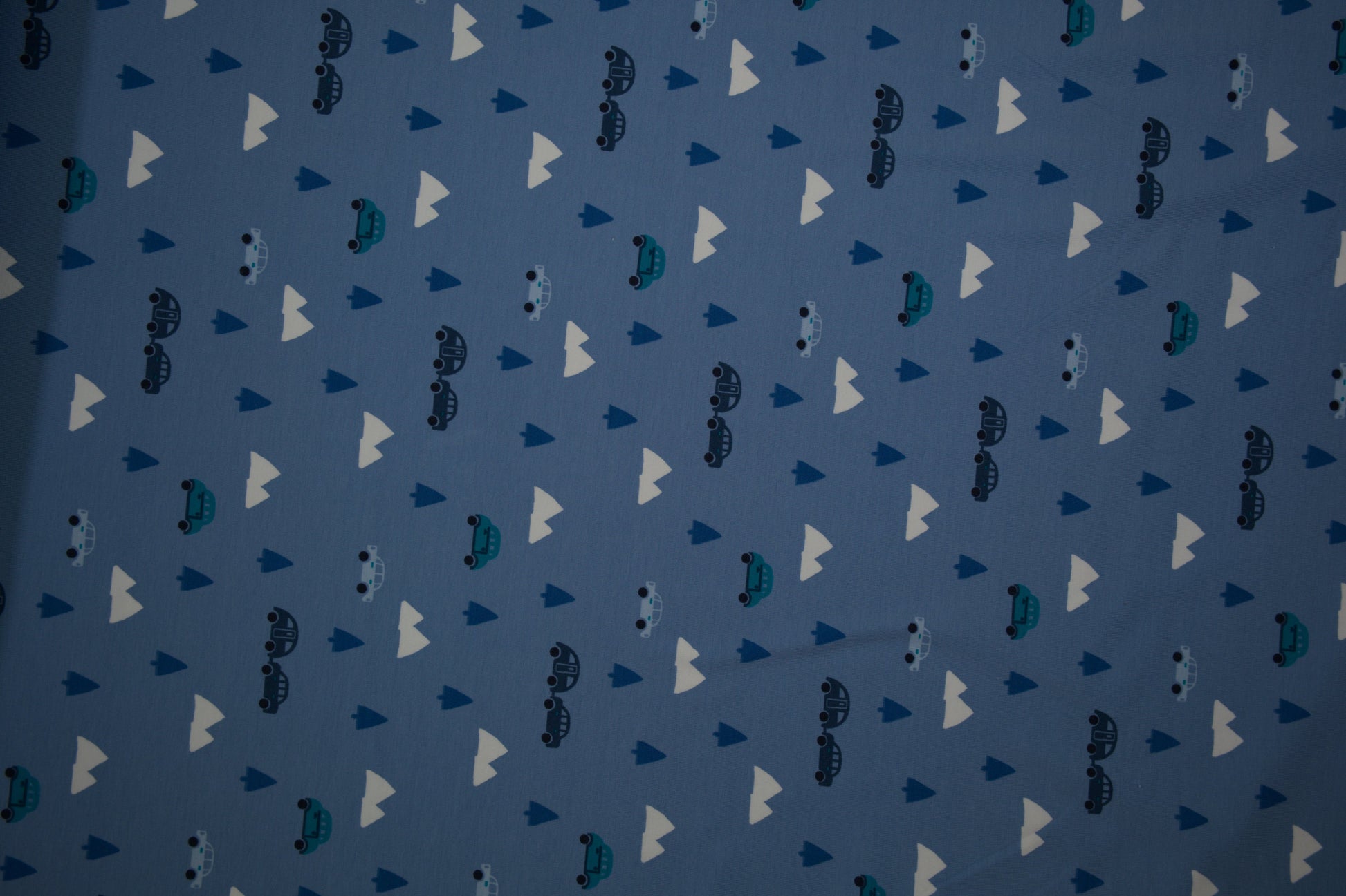 Blauer Baumwolljersey mit Autos, Bäumen und Bergen – 140 cm breit