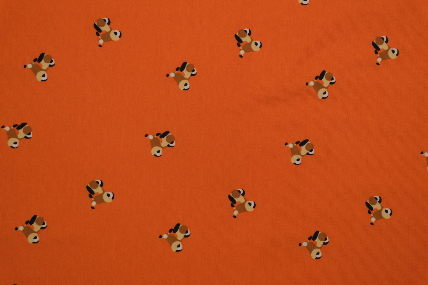 Oranger Baumwolljersey mit kleinen Hundemotiven – 140 cm breit