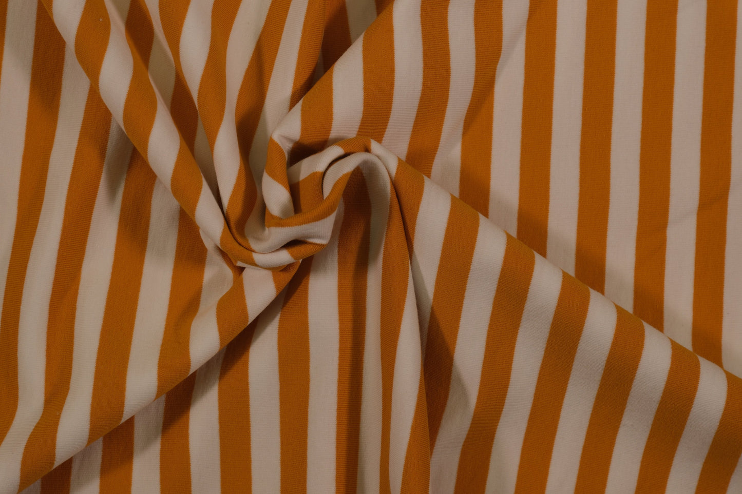 Sweatshirtstoff Ringel Orange Weiß – weicher gestreifter Stoff für Hoodies und Kinderkleidung