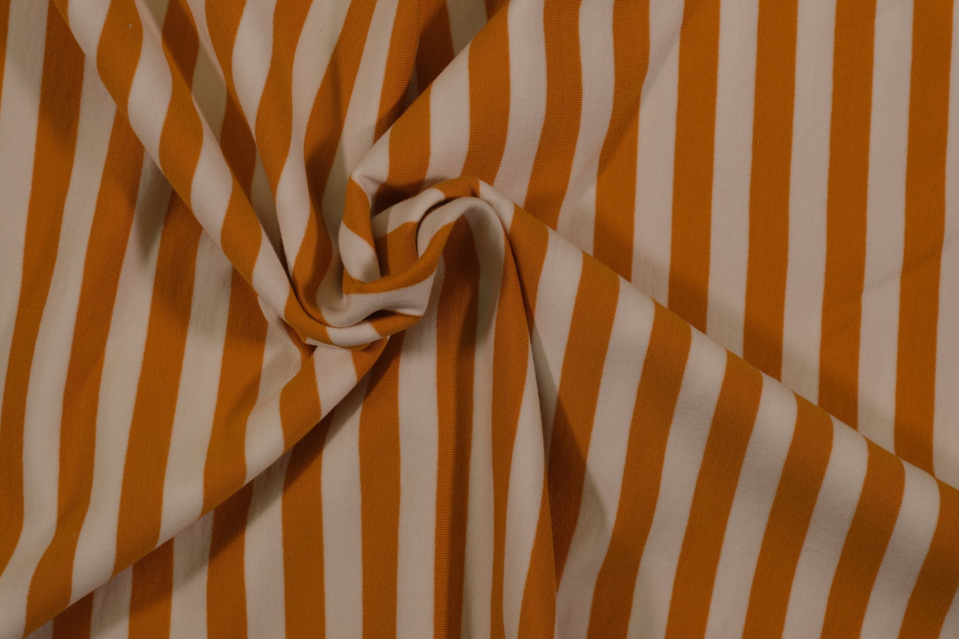 Sweatshirtstoff Ringel Orange Weiß – weicher gestreifter Stoff für Hoodies und Kinderkleidung