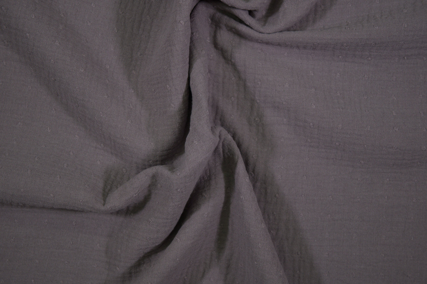 Dunkelgrauer Musselin mit dezentem Punktmuster - Detailaufnahme der Stoffstruktur
