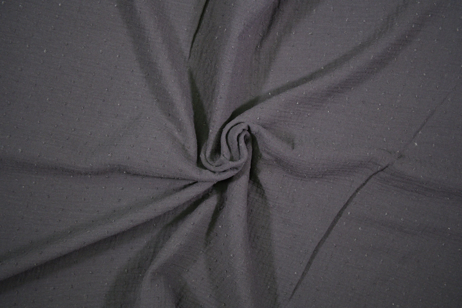 Musselin Double Gauze in Anthrazit mit feiner Punktstruktur - Detailaufnahme der Stoffstruktur