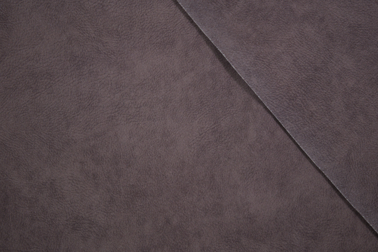 Möbel-Kunstleder in dunklem Taupe – matter Polsterstoff in moderner Lederoptik Detailaufnahme der Stoffstruktur