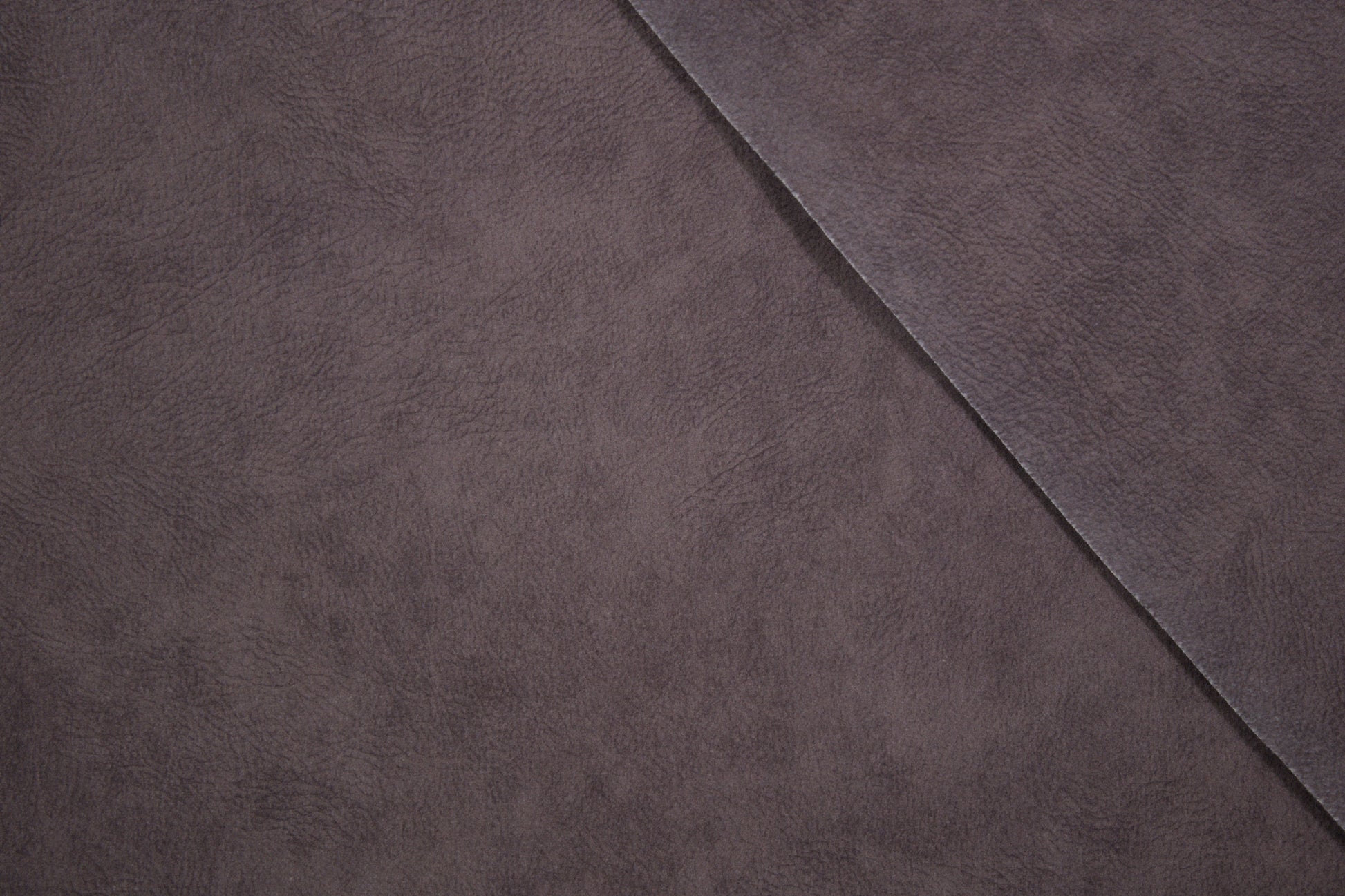 Möbel-Kunstleder in dunklem Taupe – matter Polsterstoff in moderner Lederoptik Detailaufnahme der Stoffstruktur