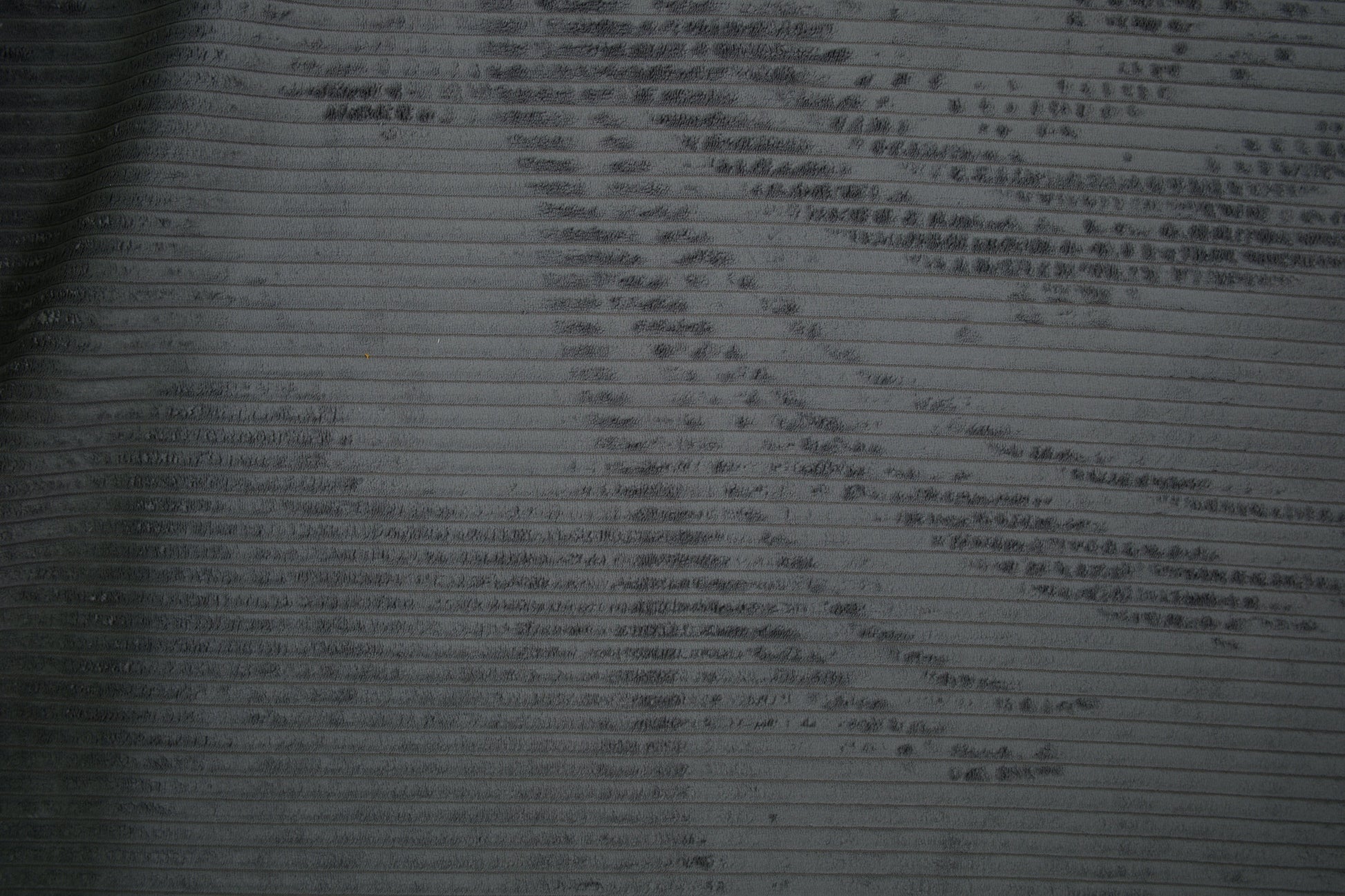 Cord Möbelstoff in Grau – weicher, gerippter Polsterstoff für Sofa und Sessel Detailaufnahme der Stoffstruktur