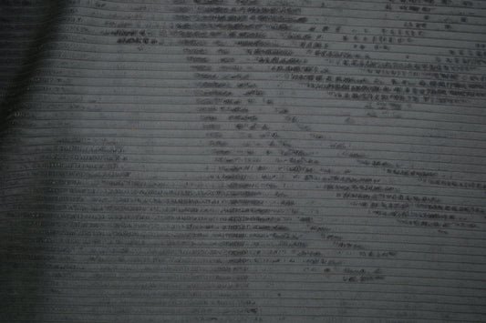 Cord Möbelstoff in Grau – weicher, gerippter Polsterstoff für Sofa und Sessel Detailaufnahme der Stoffstruktur