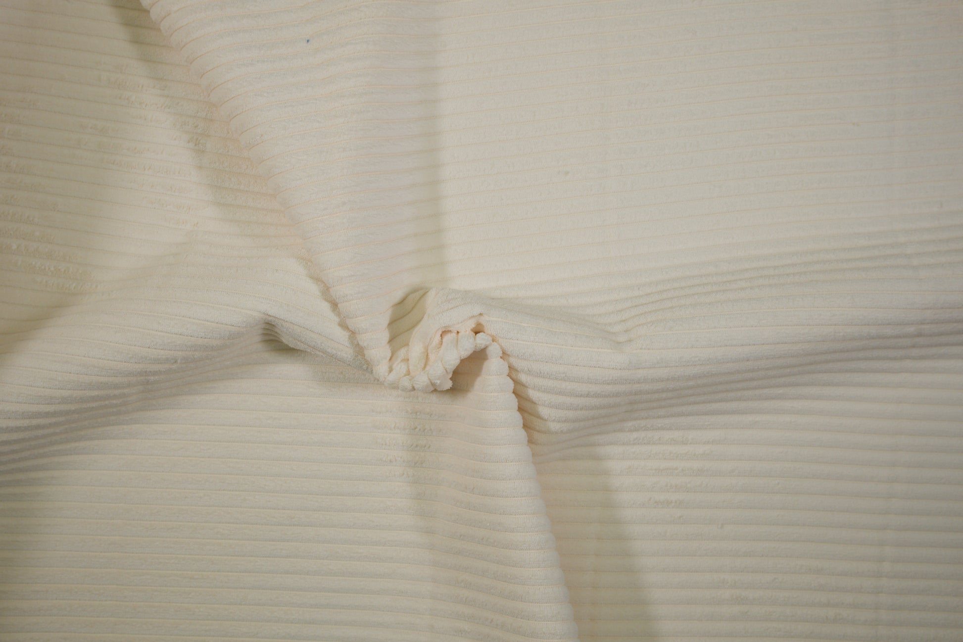 Heller Cord Möbelstoff in Creme – weicher Polsterstoff mit Rippenstruktur