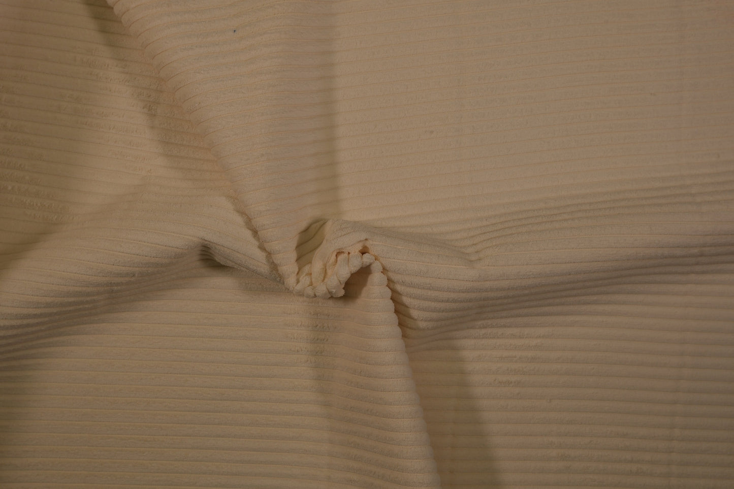 Heller Cord Möbelstoff in Creme – weicher Polsterstoff mit Rippenstruktur