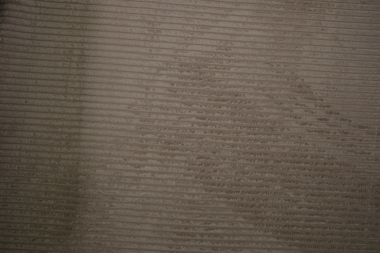 Cord Möbelstoff in Taupe mit weicher Rippenstruktur Detailaufnahme der Stoffstruktur