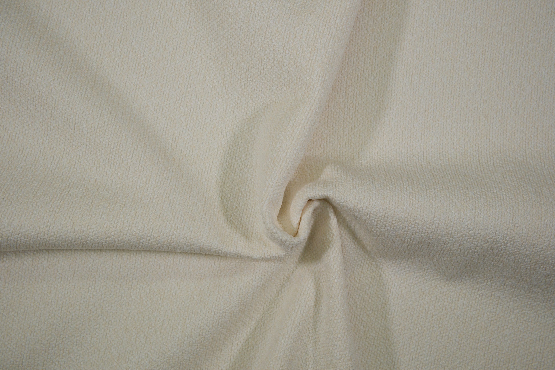 Heller Bouclé Möbelstoff in Creme – strukturierter Polsterstoff für moderne Wohnräume 140 cm breit Meterware