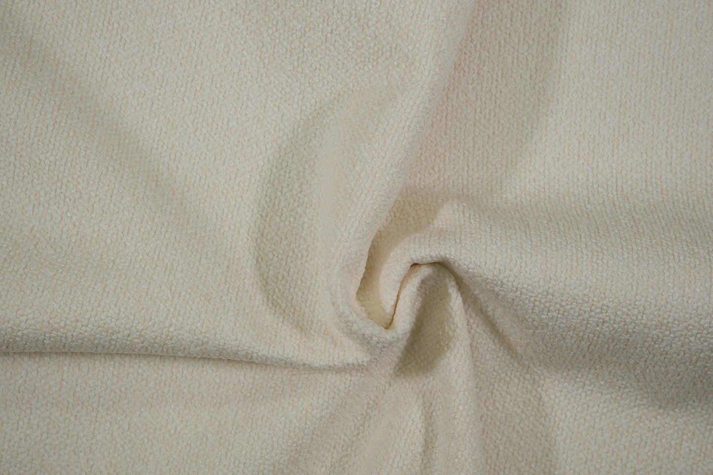 Heller Bouclé Möbelstoff in Creme – strukturierter Polsterstoff für moderne Wohnräume Detailaufnahme der Stoffstruktur