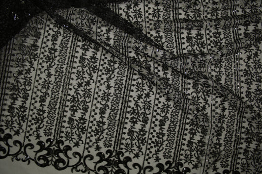 Schwarze Spitzenware auf Tüll mit floralen Streifen und Pailletten in Nahaufnahme