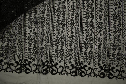 Transparente Spitzenmeterware mit Pailletten – übereinandergelegter Stoff