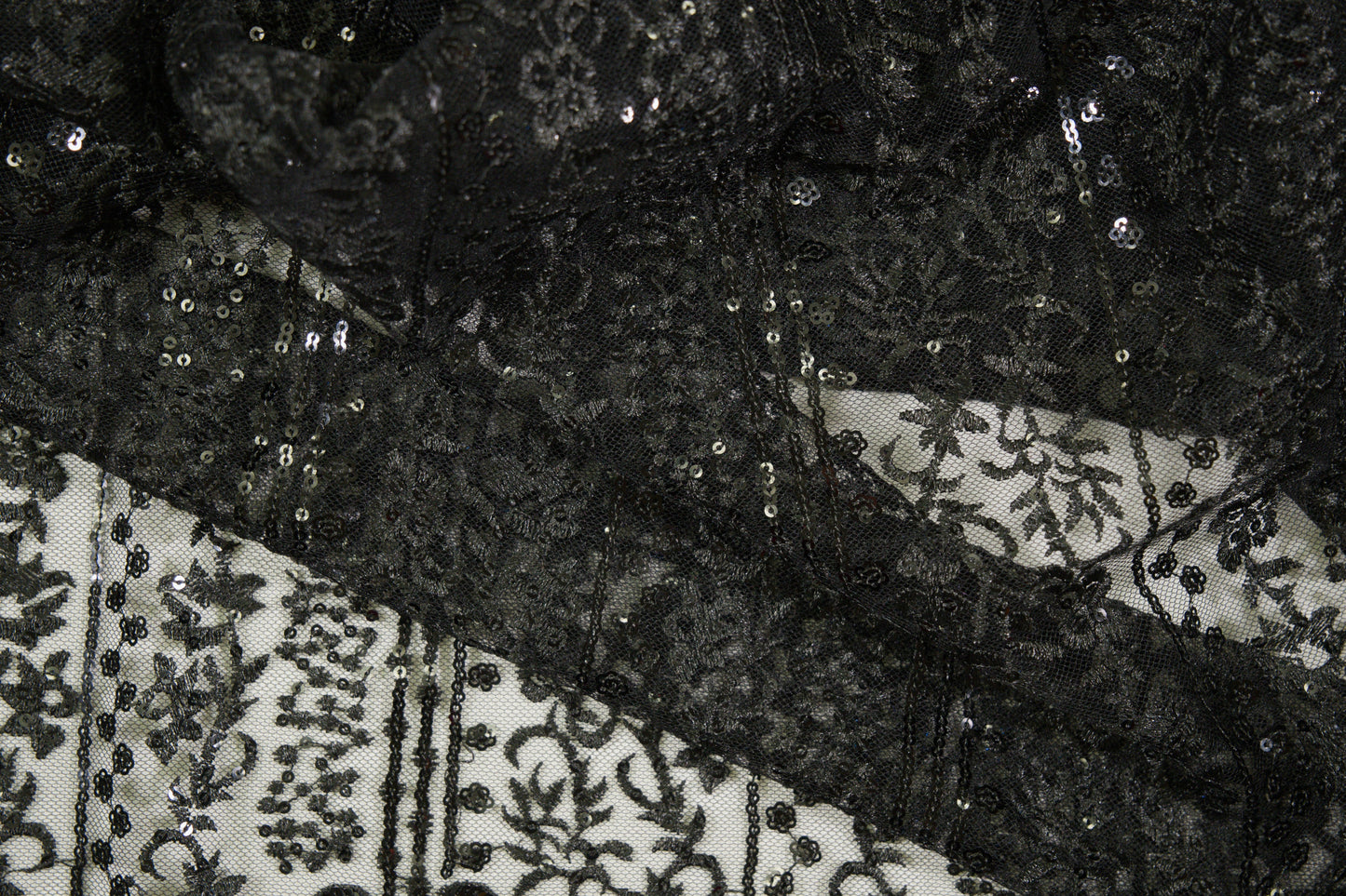 Bestickter Tüll mit Spitzenbordüre in Schwarz – ganze Stoffbreite