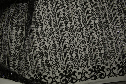 Schwarze Spitzenware auf Tüll mit floralen Streifen und Pailletten in Nahaufnahme