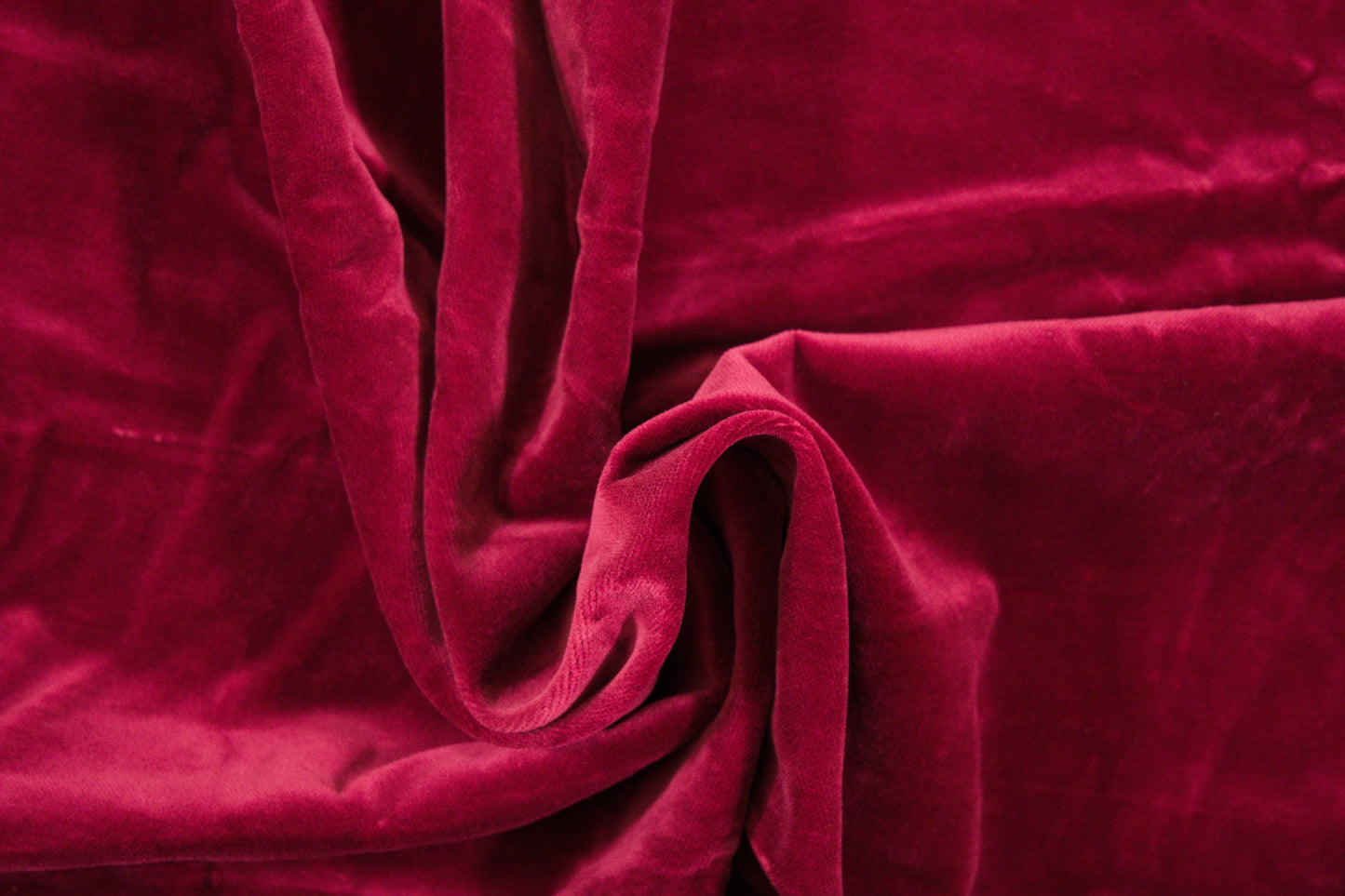 Baumwollsamt in Dunkelrot mit intensiver, samtiger Oberfläche