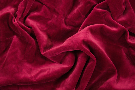 Baumwollsamt in Dunkelrot mit intensiver, samtiger Oberfläche Detailaufnahme der Stoffstruktur