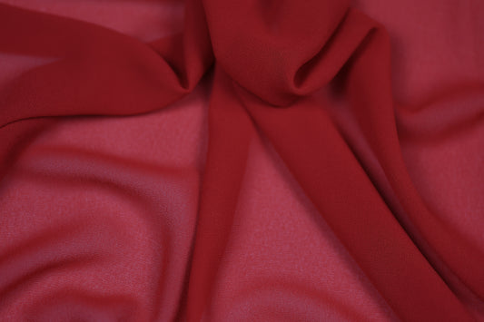 Fließender Chiffonstoff in Bordeauxrot mit weichem Faltenwurf – ideal für Sommerkleider
