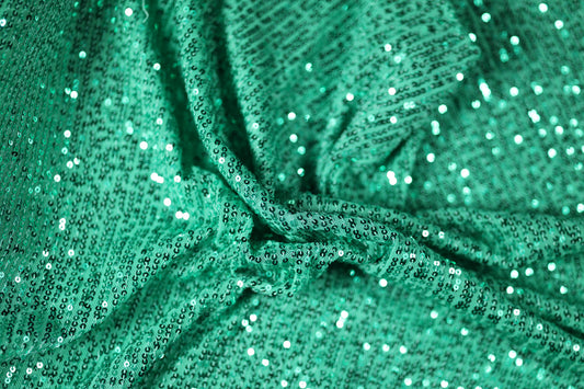 Mintfarbener Paillettenstoff – frisch und glamourös für besondere Anlässe