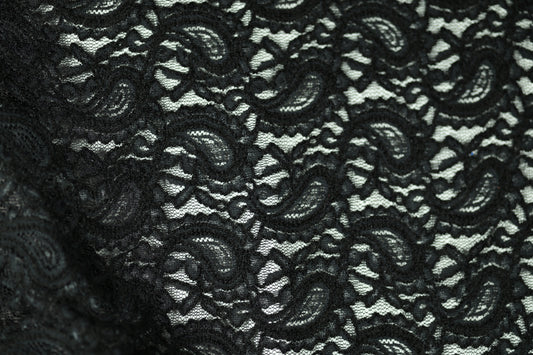 Spitzenstoff in Schwarz – elegant und fein verarbeitet