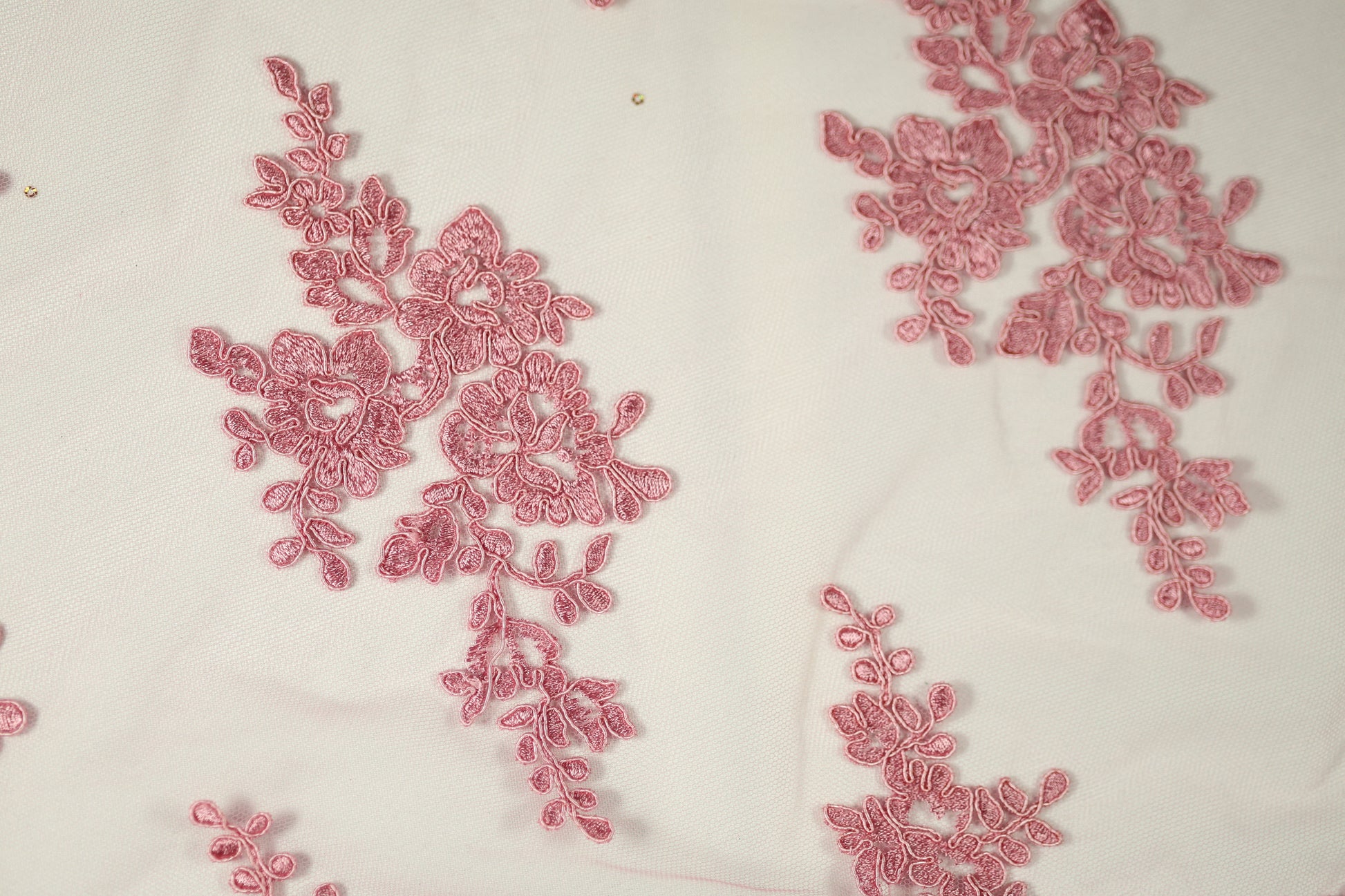 Spitzenstoff in Rosé – stilvoll und elegant für besondere Anlässe