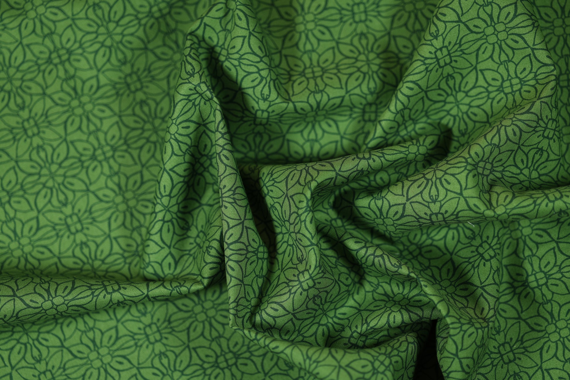 Baumwollstretch – Waldgrün mit ornamentaler Blütenstruktur – elastischer Baumwollstoff für kreative Projekte