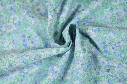 Baumwollstretch – Hellblau mit Aquarellblumen in Grün & Blau – ideal für Mode, Accessoires & Dekoration