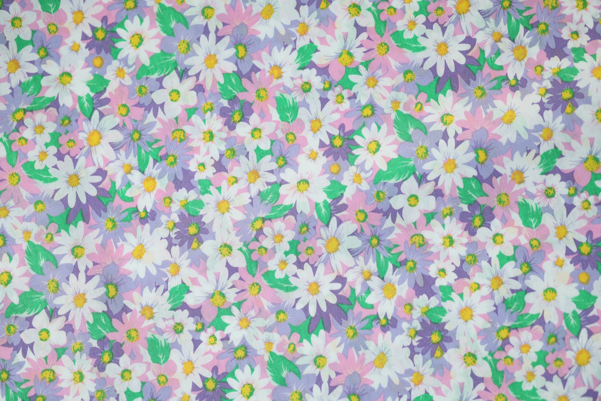 Baumwollstretch – Bunte Frühlingsblumen auf Fliedergrund – elastischer Baumwollstoff für kreative Projekte