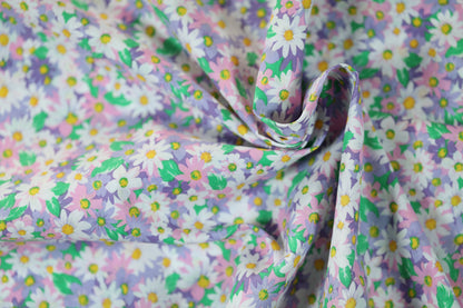 Baumwollstretch – Bunte Frühlingsblumen auf Fliedergrund – ideal für Mode, Accessoires & Dekoration