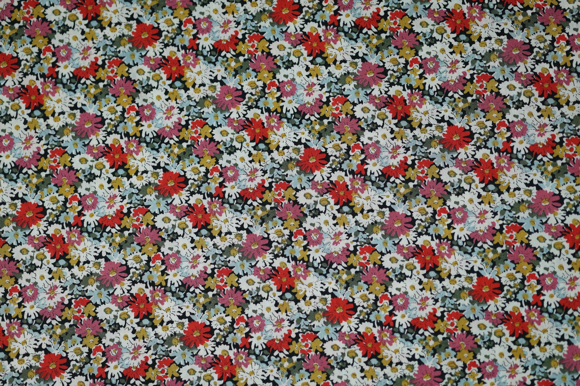 Baumwollstretch – Florale Vielfalt in Rot, Senf & Weiß – elastischer Baumwollstoff für kreative Projekte