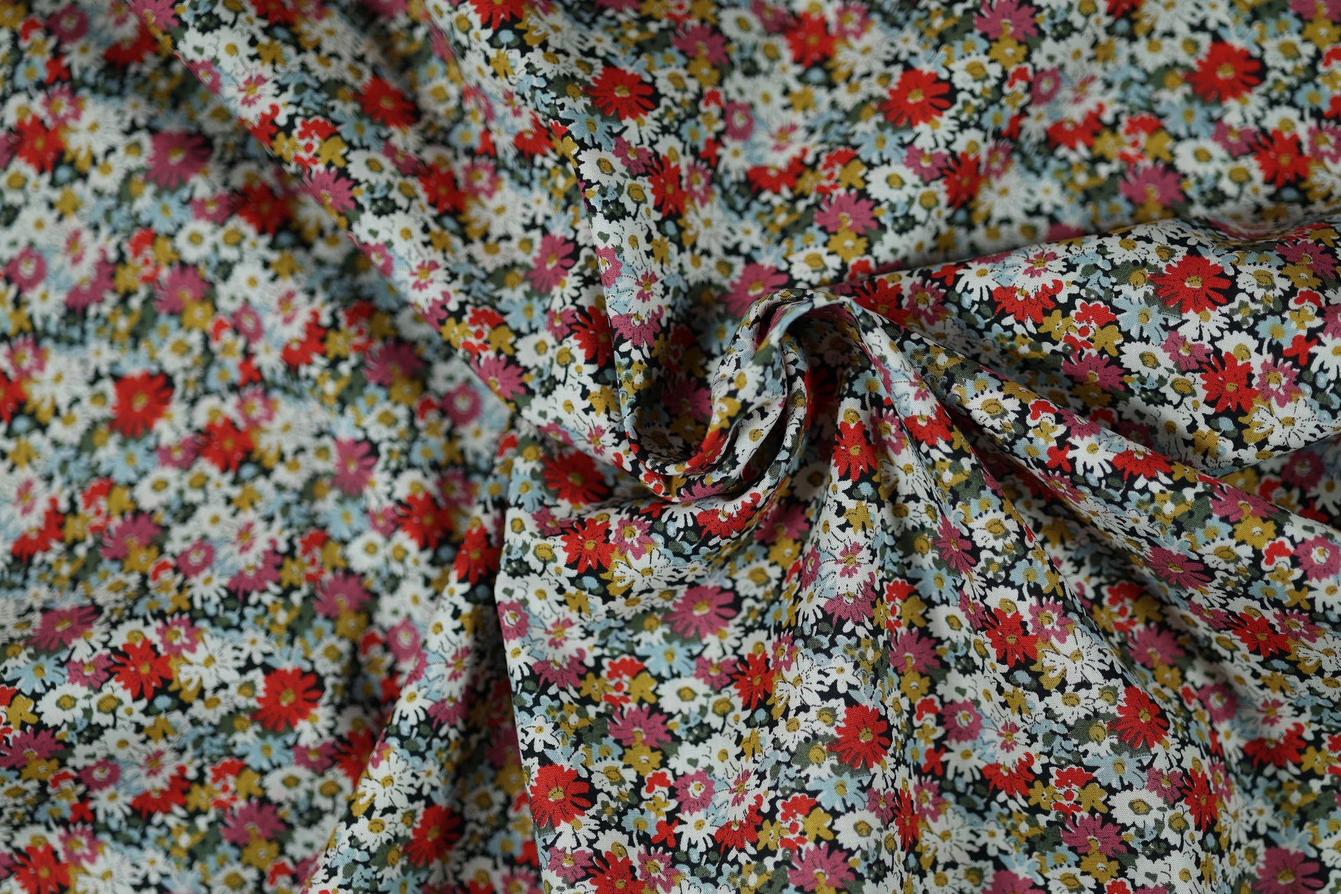 Baumwollstretch – Florale Vielfalt in Rot, Senf & Weiß – ideal für Mode, Accessoires & Dekoration